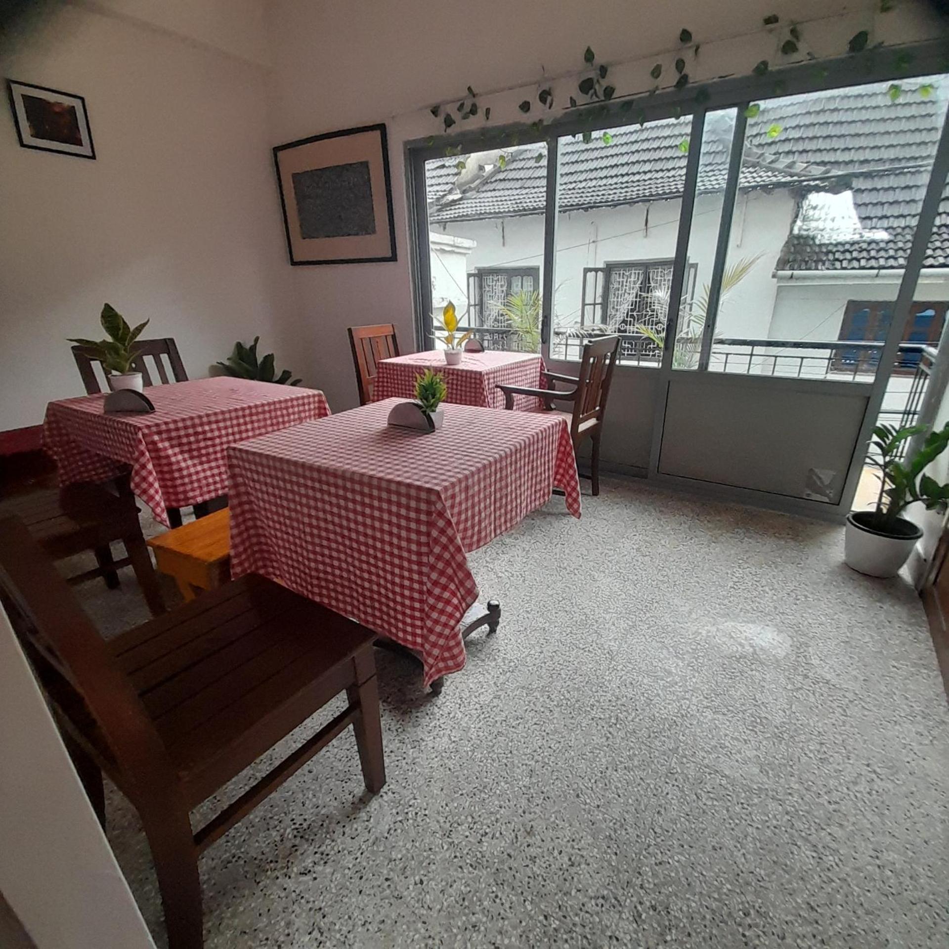 Mother Tree Inn Kochi Kültér fotó